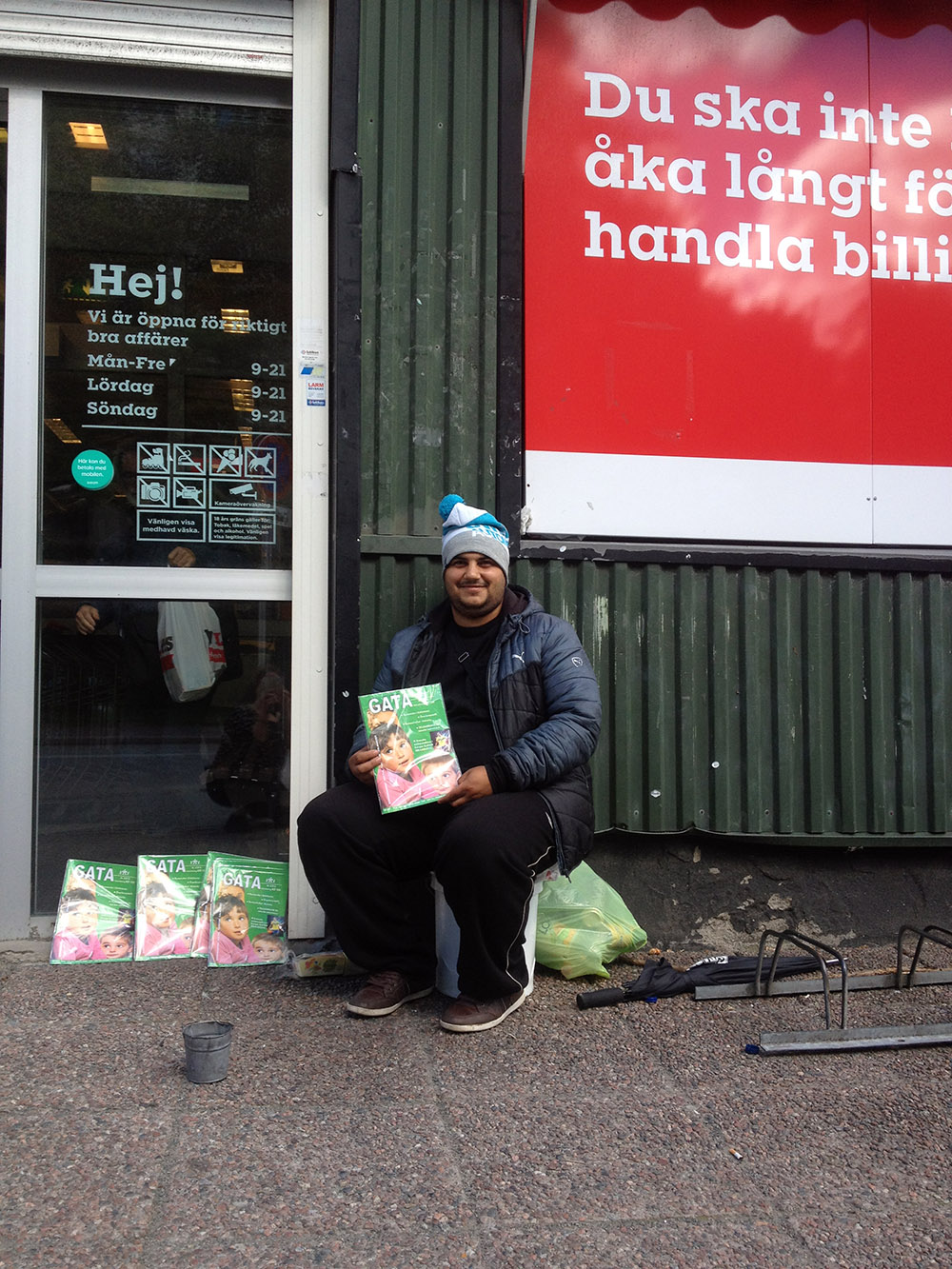 Catalin från Rumänien på plats utanför en mataffär i Göteborg.